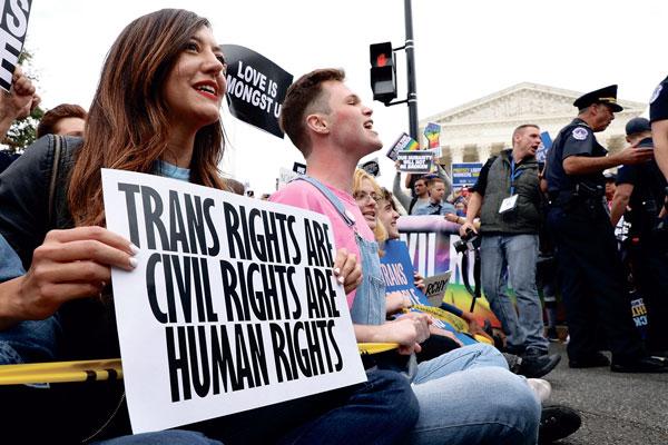  동성애 및 트랜스젠더 권익단체 관계자들이 연방 대법원 앞에서 시위를 벌이는 모습. [로이터]