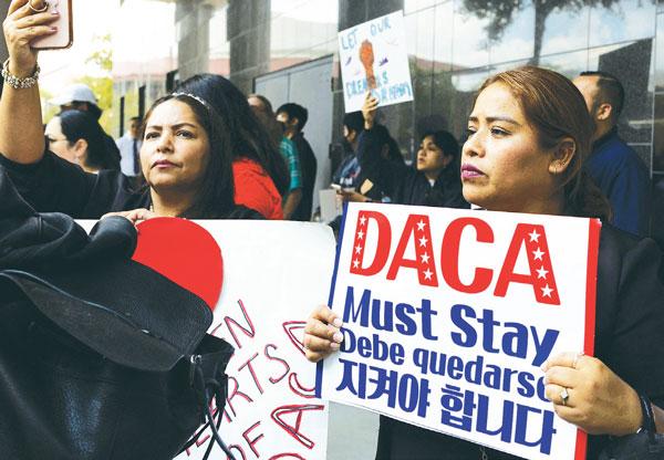  1일 휴스턴 연방 법원 앞에서 이민 권익단체 관계자들이 한글로 “지켜야 합니다”라고 쓰인 팻말 등을 들고 DACA 프로그램 복원과 이민개혁을 촉구하고 있다. [로이터]