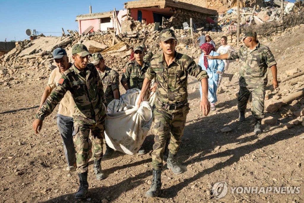 지진 피해자 구조에 나선 모로코군[AFP 연합뉴스. 재판매 및 DB 금지]