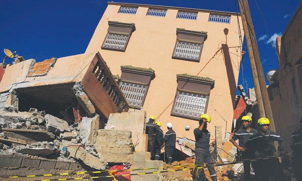 모로코 강진으로 산악지역 주택들이 처참하게 붕괴된 가운데 10일 구조대원들이 수색작업을 펼치고 있다. [로이터]