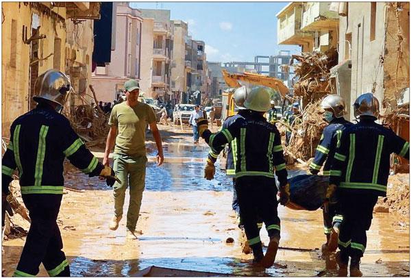  이집트 구조팀이 리비아에서 대홍수 사망자를 수습하고 있다. [로이터]
