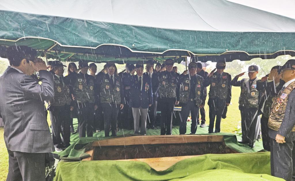 고 김덕중 대령이 16일 베트남전 국군묘지에 첫번째로 안장됐다. 하관식에 앞서 베트남전 전우들이 고인에게 마지막 거수경례를 하고 있다.
