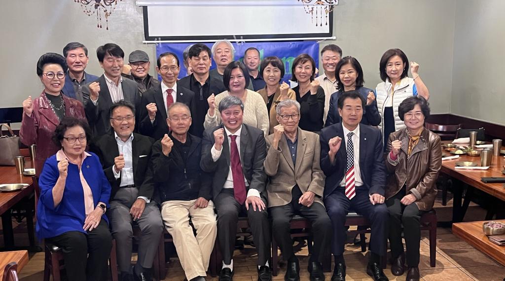 한인 후원자들과 존 박 의원(앞줄 중앙)