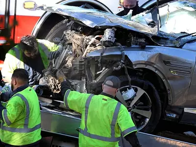 타이거 우즈 차 사고 때 약병 발견…WP “특혜 조사 의문 증폭”