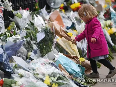 '영국 필립공 별세' 버킹엄궁 앞에 헌화하는 어린이