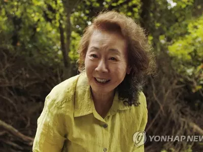 윤여정 '영국 아카데미' 여우조연상 수상…한국배우 처음