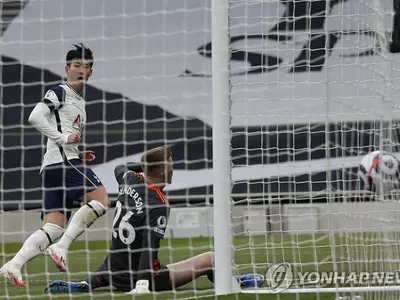 손흥민, 맨유 상대로 리그 14호골…한 시즌 리그 최다골 '동률'