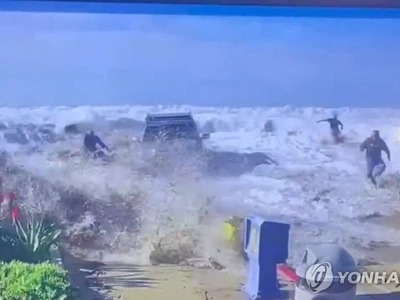서부 해변에 집채만한 파도 덮쳐 혼비백산…8명 휩쓸려 부상