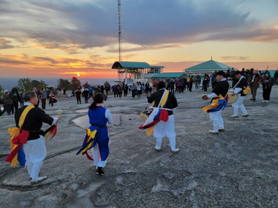 한인동포들 스톤마운틴 정상에서 새해 맞이