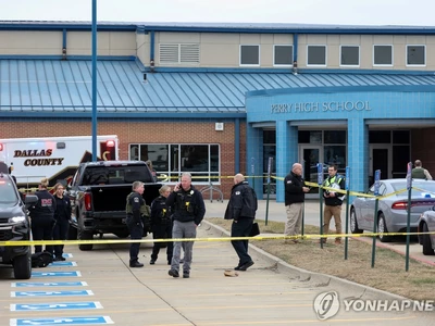 고교 총격 현장서 몸 던져 학생 지킨 '영웅' 교장