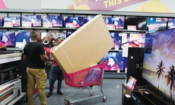 반품 제품 싸게 구입하기 위해 새벽부터 줄 서는 소비자들