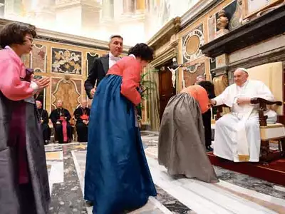 ‘동성 커플 축복’에 입 연 교황,‘오해에 따른 속단’