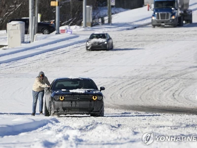 폭설에 항공편 결항, 도로 마비