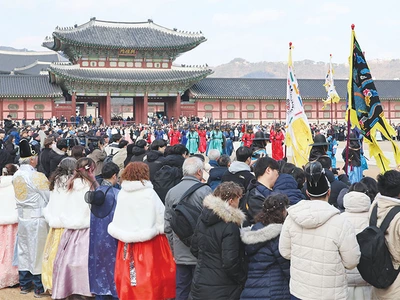 한국 설 연휴 맞아 붐비는 경복궁