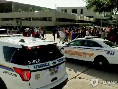 유명교회, 일요일 대낮 '아이 동반' 30대 여 총격범에 아수라장
