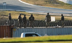 컨테이너와 철조망… 미·멕시코 국경 긴장 고조