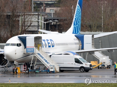 유나이티드 여객기 이동중 활주로 이탈사고…부상자는 없어