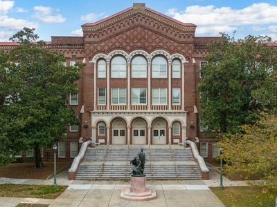 고등학교 교직원이 학생과 부적절 관계