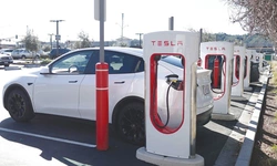 전기차 시장 ‘빨간불’… 차 업계 줄줄이 ‘속도 조절’