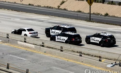 달리는 차 밖으로 밀어낸 8개월 아기 숨져