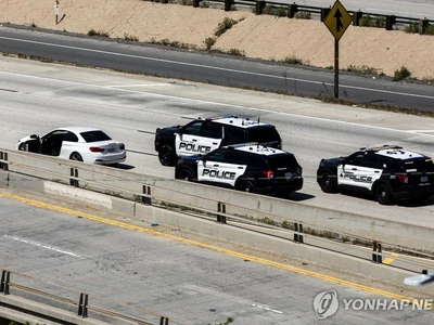 달리는 차 밖으로 밀어낸 8개월 아기 숨져