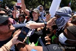 실랑이하는 이스라엘·팔레스타인 지지자들