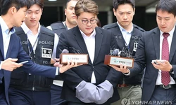 김호중 50분 구속심사 종료…포승줄 묶인 채 유치장으로