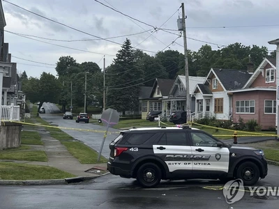 '모형권총' 든 13세 난민소년 사살 후 고개숙인 경찰 "비극"