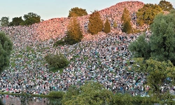 스위프트 공연 표 못 구하자 ‘언덕 점령’