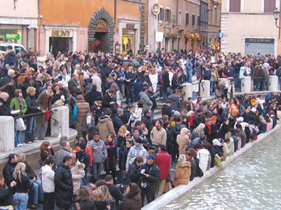 “경제성장 1등 공신” vs “저임금 일자리만 양성”