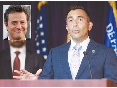 ‘프렌즈’ 배우 페리 사망, 의사 등 5명 기소