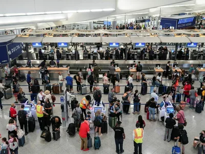 노동절 연휴∙∙∙공항 2시간 반 전엔 도착해야