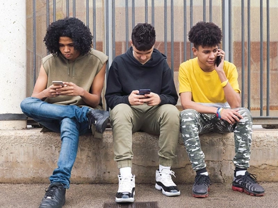 “스마트폰에 뺏긴 아이들 되찾자”…SNS 규제 고삐