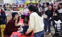 H마트에서 방송인 '홍진경 더김치' 팬사인회