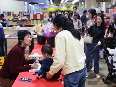 H마트에서 방송인 '홍진경 더김치' 팬사인회