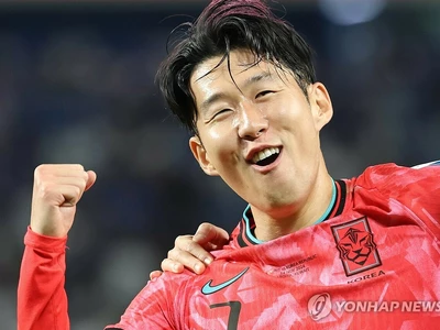 홍명보호, 쿠웨이트 3-1 완파하고 4연승…터졌다 손흥민 50호골