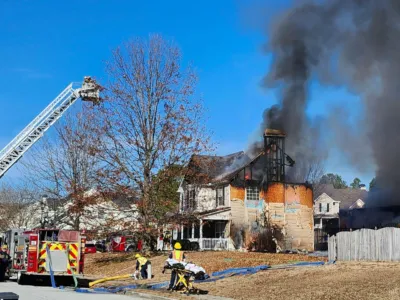 성탄절 이브 귀넷 주택단지 화재