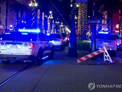 트럭돌진 15명 사망·35명 부상…군 출신 범인, IS깃발 소지