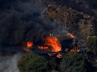 LA 산불 닷새째 불길 시내쪽으로 확산…돌풍 강해져 긴장 고조