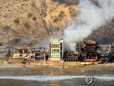 LA 잿더미 속 나홀로 멀쩡한 집 한채…방화 설계 덕택 '기적'