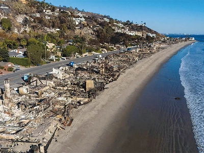 초토화된 해변가 주택들… ‘재난영화’ 방불