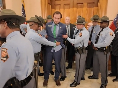 극우 주상원의원 의사당 입장하려다 체포