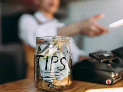 ‘팁 문화’ 피로감↑… 금액 지속 감소