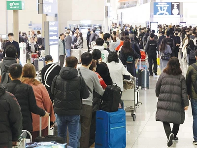 인천공항 대기시간 급증… 승객들 발동동