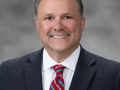 게인스빌 시장 클라이드 의원에 도전장