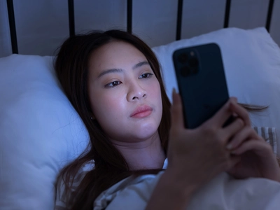 잠자리 누워 30분 이상 폰 본다면… ‘건강 악영향’