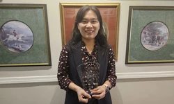 〈포토뉴스〉 기자협회, 이임하는 송현애 영사에 감사패