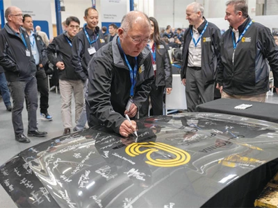 극한 사막 3,200만㎞ 담금질…정의선 “혁신의 심장”