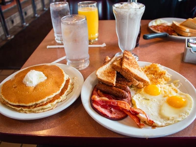 [경제 트렌드] “아침 한 끼가 25달러?… 안 먹고 말지”