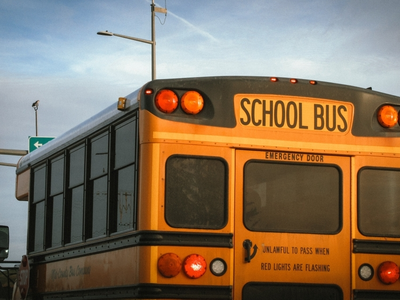 총 들고 스쿨버스 탄 초등학생 '최고 징계'